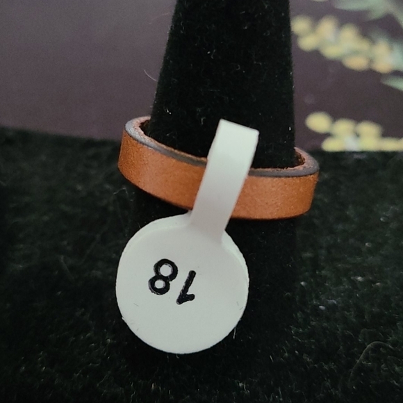 CUBIC Zirconia and Faux Leather Minimalist Ring Size 7 - Picture 3 of 5